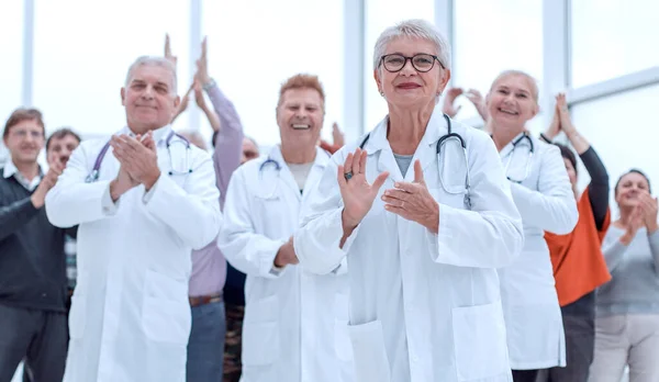 Лікарі та пацієнти плескають у долоні. аплодувати і насолоджуватися успіхом — стокове фото