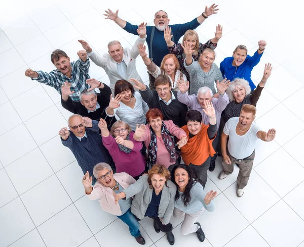 Grupp glada äldre människor står med händerna upp . — Stockfoto