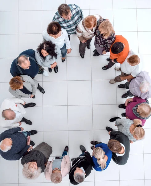 Groep van casual senior mensen die in een cirkel staan . — Stockfoto
