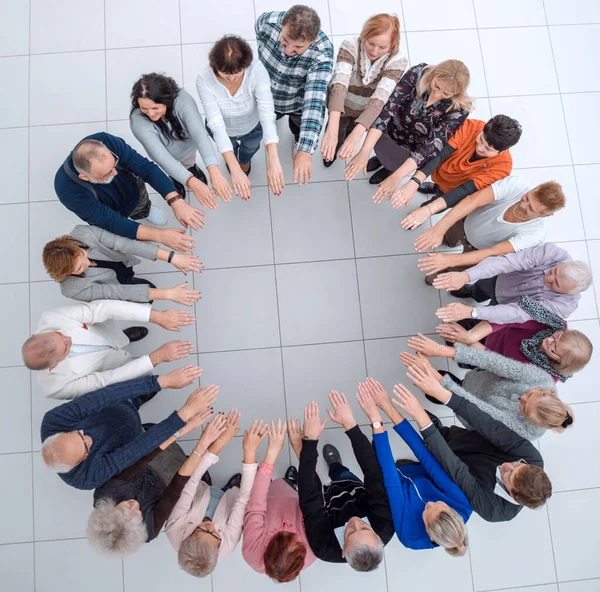 Érett emberek csoportja, akik megmutatják egységüket. — Stock Fotó