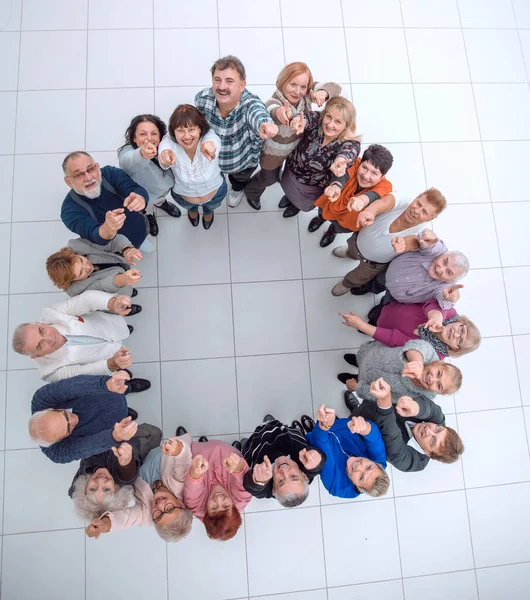 Grupo de personas maduras sonrientes que te señalan. —  Fotos de Stock