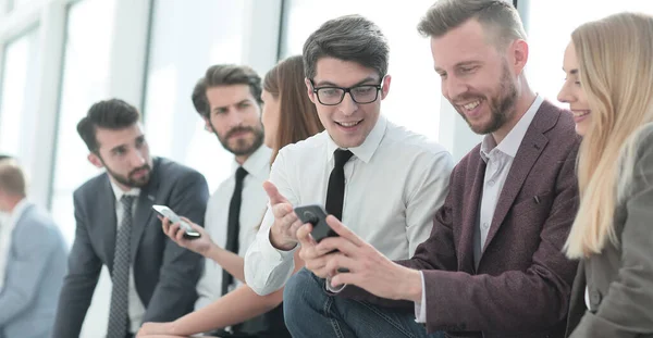 Gruppe junger Mitarbeiter diskutiert Online-Nachrichten. — Stockfoto