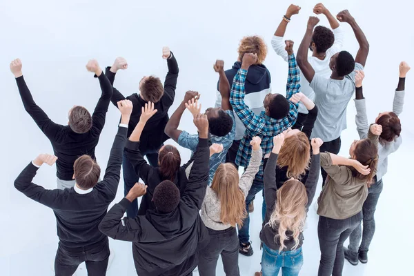 Група різноманітних молодих людей, що вказують десь угору — стокове фото
