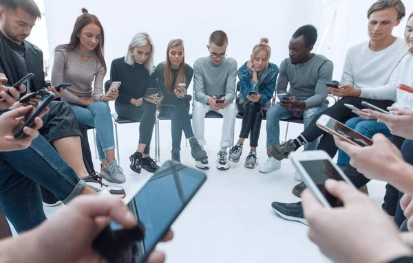 De près. groupes de jeunes avec smartphones. — Photo