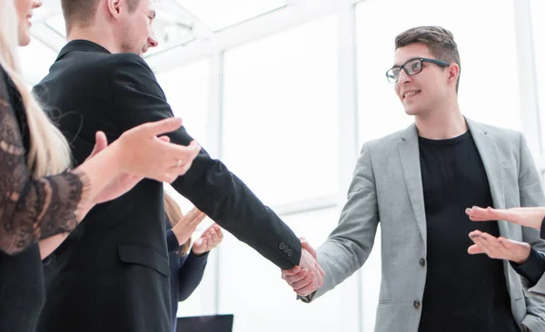 En pleno crecimiento. apretón de manos de gente de negocios en una oficina ligera. — Foto de Stock