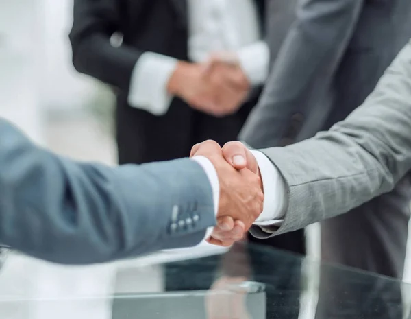 Partenaires commerciaux serrant la main dans le bureau du centre d'affaires — Photo