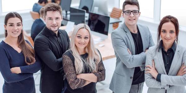 Team av självsäkra ungdomar som står på kontoret och står på kontoret — Stockfoto