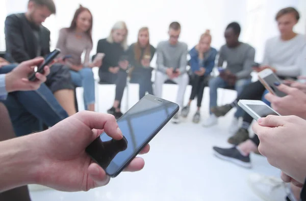 De près. groupes de jeunes avec smartphones. — Photo