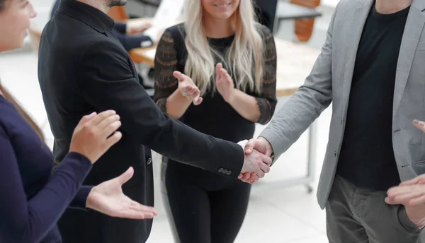 ワーキンググループの拍手に握手をするビジネスパートナーは — ストック写真