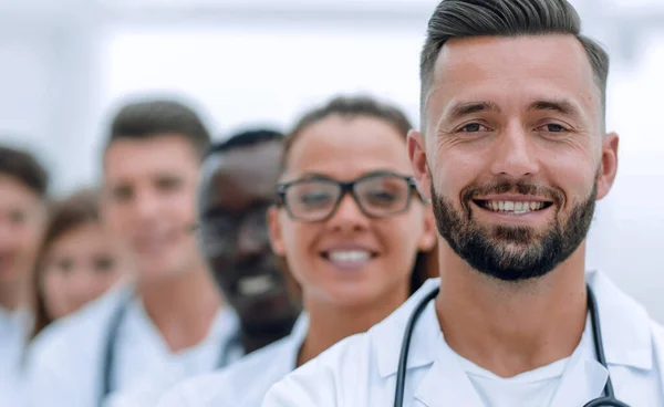 Team di medici professionisti sorridenti in piedi insieme — Foto Stock