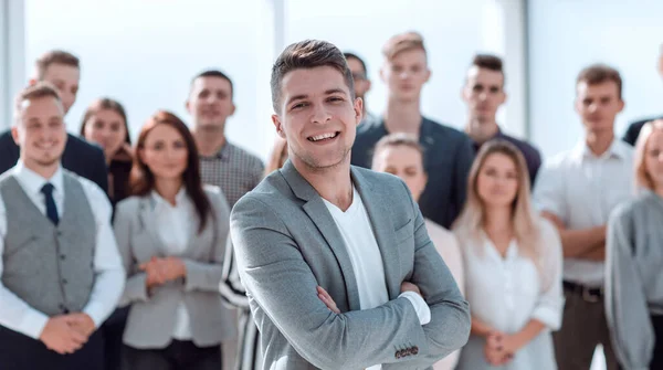Αυτοπεποίθηση Διευθυντής στέκεται στο μπροστινό μέρος της επιχειρηματικής ομάδας — Φωτογραφία Αρχείου