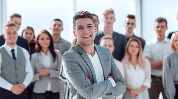 Zelfverzekerde manager aan de voorzijde van het business team — Stockfoto