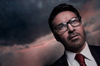 Kapat. Ofiste kendine güvenen bir iş adamı duruyor.