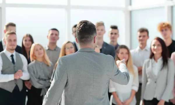 Uomo d'affari parlando con rivolgendosi al suo team di lavoro. — Foto Stock