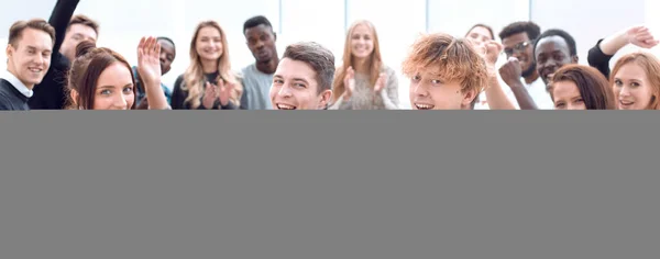 De près. les participants au séminaire d'affaires se soutiennent mutuellement par des applaudissements — Photo