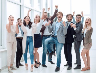 Tam gelişim. Bir grup mutlu genç iş adamı.
