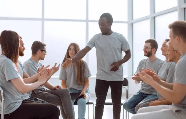 Participantes del seminario se encuentran con un apretón de manos. — Foto de Stock