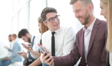 Ofis koridorunda oturan bir grup iş adamı..