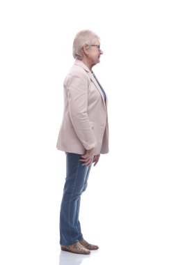 Yan görünüş. modern yaşlı kadın ileriye bakıyor