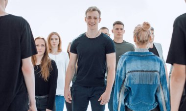 Hedeflerine doğru ilerleyen sıradan genç insanlar