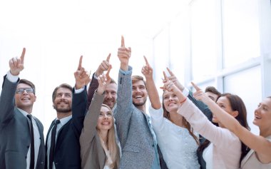 Kendine güvenen bir grup genç bir yeri işaret ediyor..