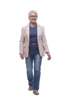 Tam gelişim. Kendinden emin yaşlı kadın ilerliyor.