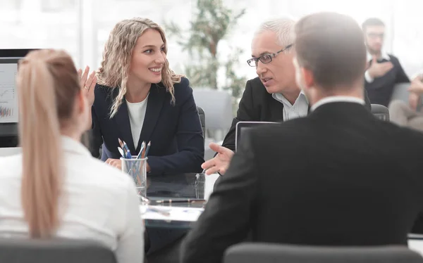 Groep van zelfverzekerde zakenpartners discussieert tijdens de vergadering over een document — Stockfoto