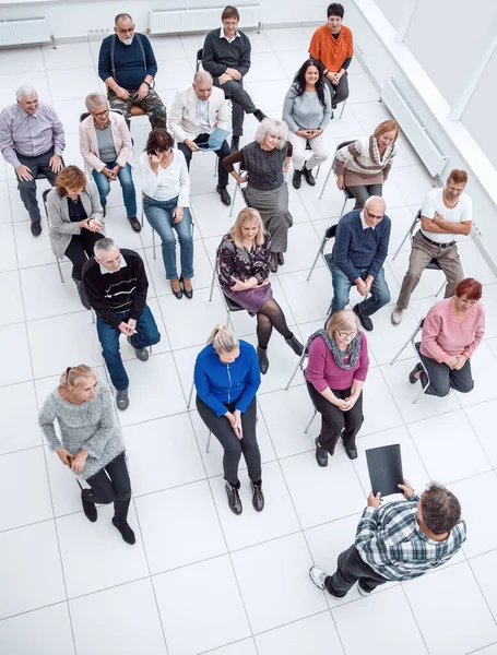 Participantes adultos del seminario que se encuentran en la sala de conferencias — Foto de Stock