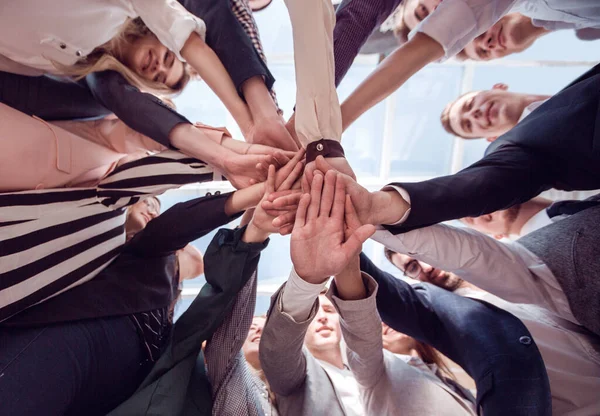 Grupo de jóvenes diversos que doblan sus manos en un círculo — Foto de Stock