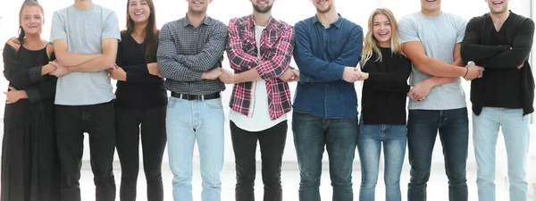 Grupo de jóvenes empleados felices de pie juntos. —  Fotos de Stock