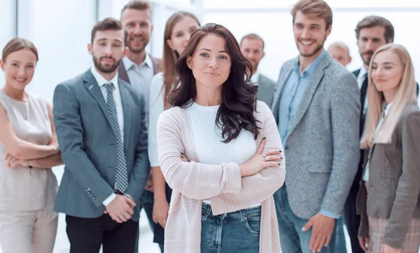 Confident young woman standing in front of the business team. — Fotografia de Stock