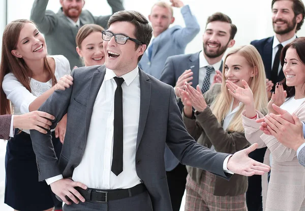 Jefe y el alegre equipo de negocios de pie juntos —  Fotos de Stock