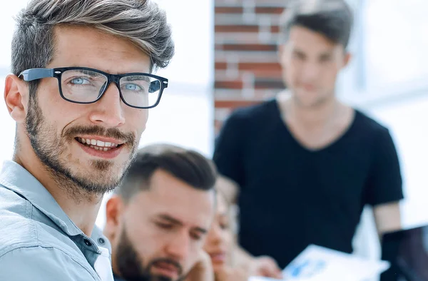 Grupo multiétnico de empresarios felices trabajando juntos —  Fotos de Stock