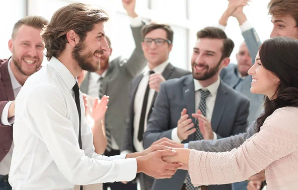 Affärsteam gratulerar sin ledare till segern — Stockfoto