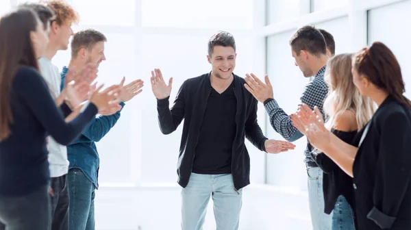 Líder sonriente aceptando las felicitaciones de su equipo de negocios — Foto de Stock