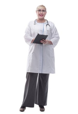 Elinde dosya olan kadın doktor kameraya bakıyor.