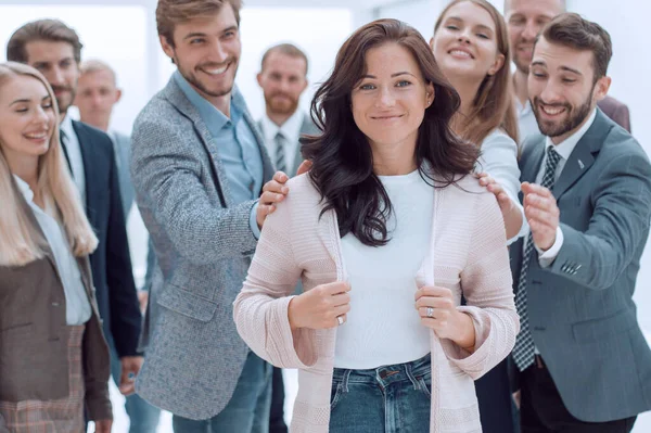 Equipe de negócios feliz admirando seu jovem líder — Fotografia de Stock