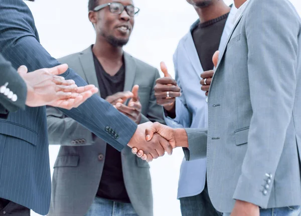 På nära håll. Handslag mot unga företagare — Stockfoto