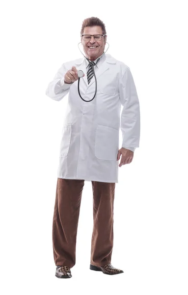 Po celé délce. usmívající se doktor se stetoskopem dívající se do kamery — Stock fotografie