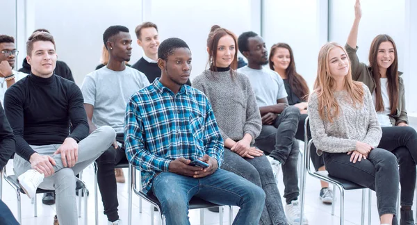 Młoda kobieta zadaje pytanie na seminarium biznesowym. — Zdjęcie stockowe