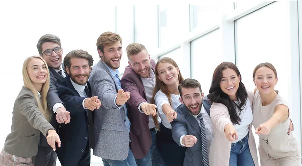 Em pleno crescimento. uma equipe de jovens bem-sucedidos apontando para você. — Fotografia de Stock