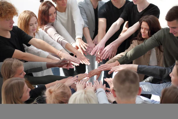 Skupina různorodých lidí spojuje své ruce v kruhu. — Stock fotografie