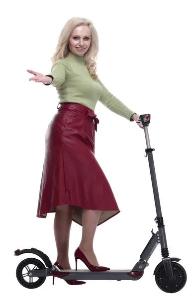 Przyjazna kobieta z elektrycznym skuterem patrząca na ciebie. — Zdjęcie stockowe