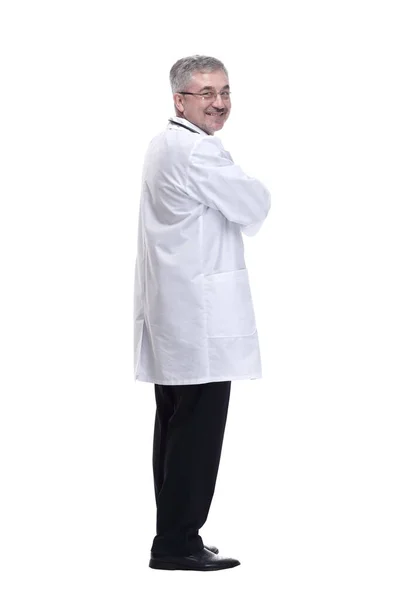 El amable doctor te sonríe. aislado en un blanco — Foto de Stock