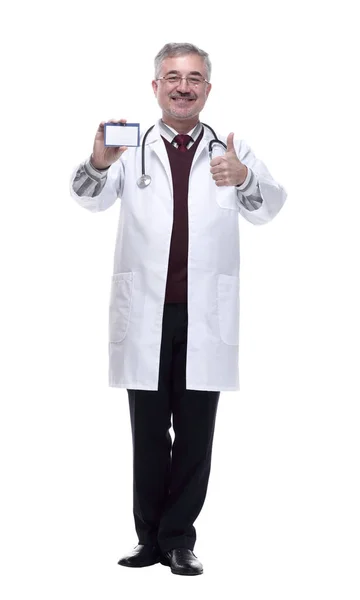 Glimlachende dokter die zijn visitekaartje laat zien. geïsoleerd op een wit — Stockfoto