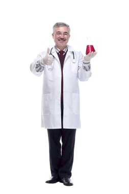 Koruyucu eldivenli doktor şişedeki sıvıyı işaret ediyor..