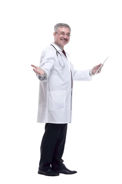 Médico sorridente com um comprimido digital mostrando um polegar para cima — Fotografia de Stock