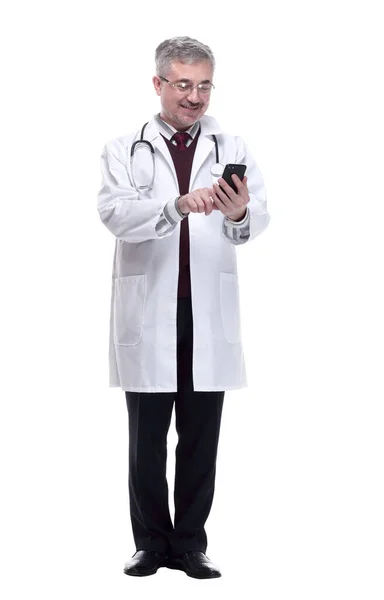 Médico sorridente com um smartphone. isolado em um branco — Fotografia de Stock