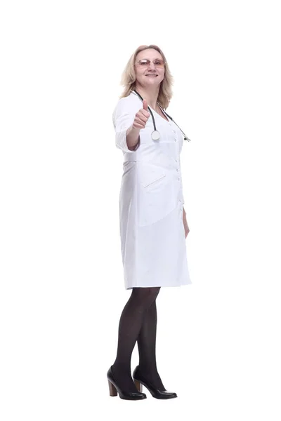 Uma médica a sorrir a apontar para ti. isolado em um branco — Fotografia de Stock