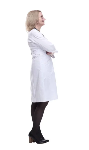Σοβαρή γυναίκα γιατρός κοιτάζει σε μια λευκή οθόνη. απομονωμένο σε λευκό — Φωτογραφία Αρχείου